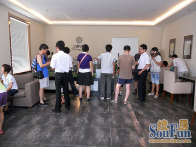 香格里樓盤銷售火爆，售樓部咨詢客戶絡(luò)繹不絕